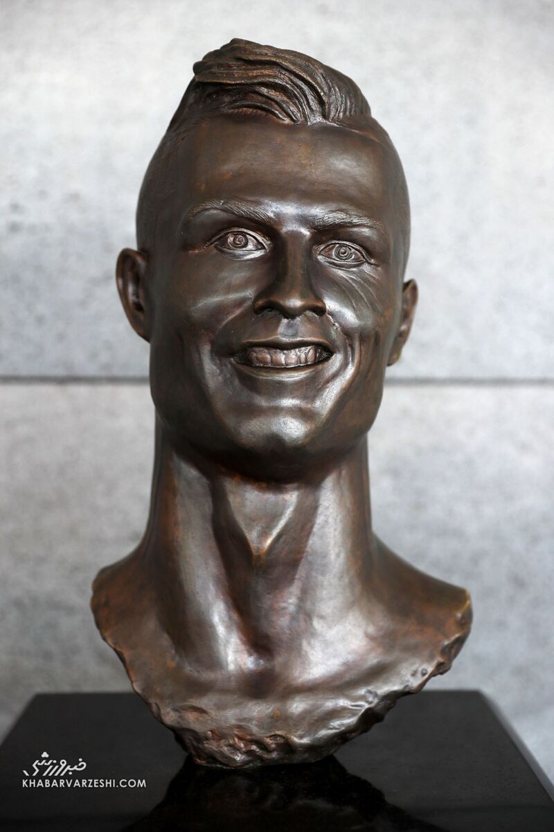 تصاویر مجسمههای عجیب و زشت افراد مشهور/ وقتی رونالدو شبیه دیوانهها شد!