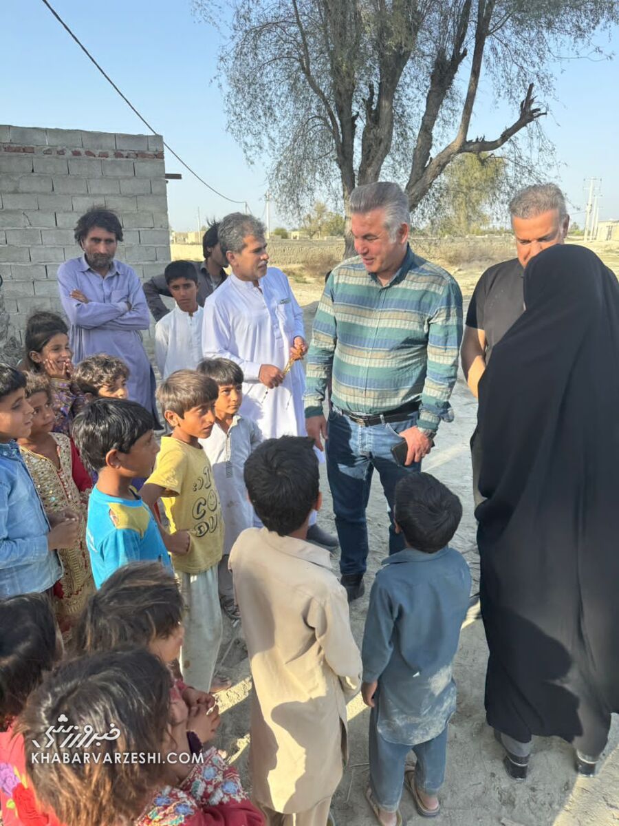 عکس| عیدی ویژه ستاره سابق پرسپولیس به کودکان جنوبی