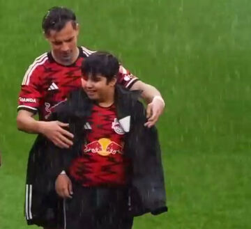ویدیو| یک حرکت دیدنی زیر باران شدید؛ بازیکن‌ها حواس‌شان به بچه‌ها بود!