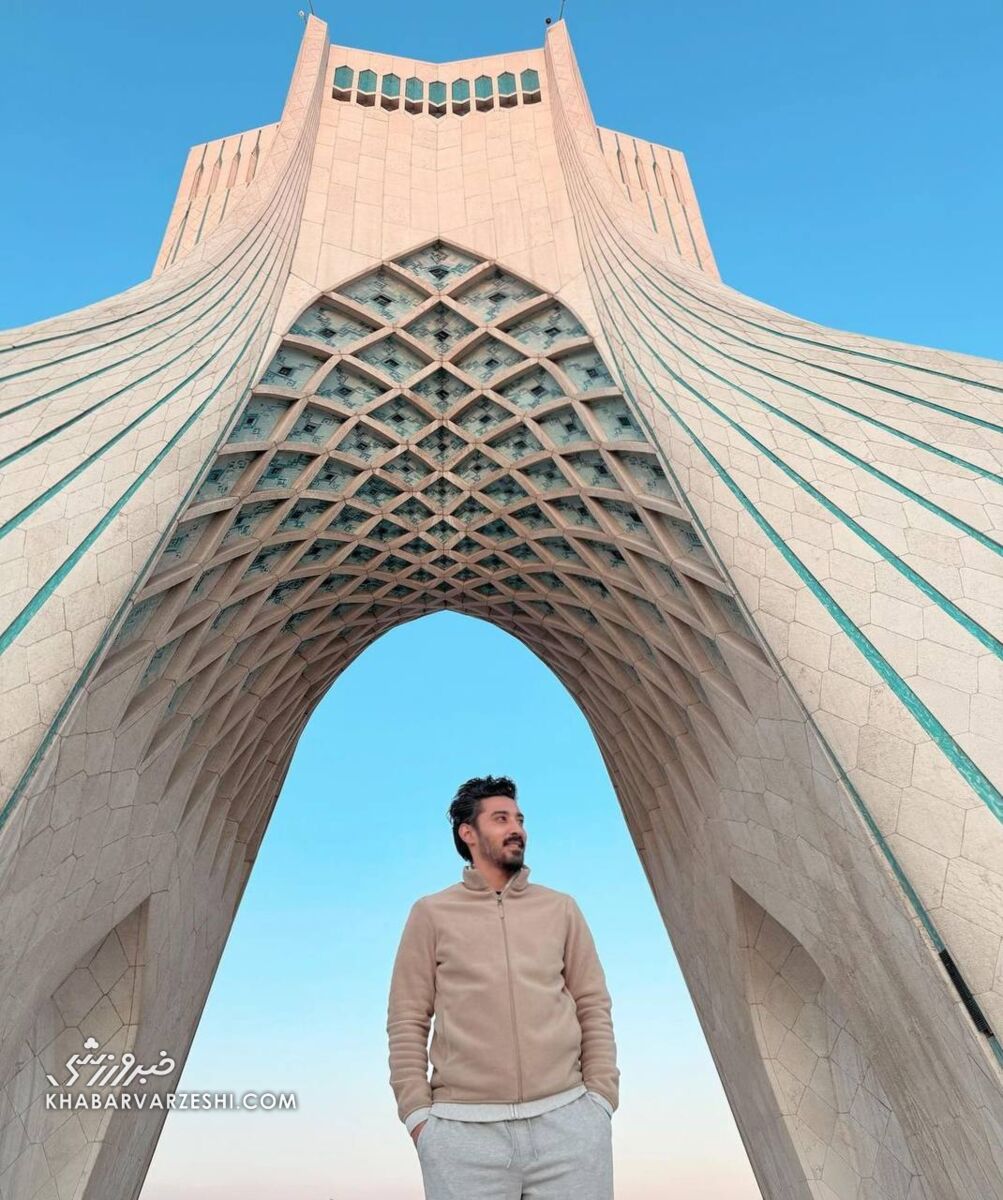 عکس| ژست دهه ۶۰ رضا گوچی زیر میدان آزادی