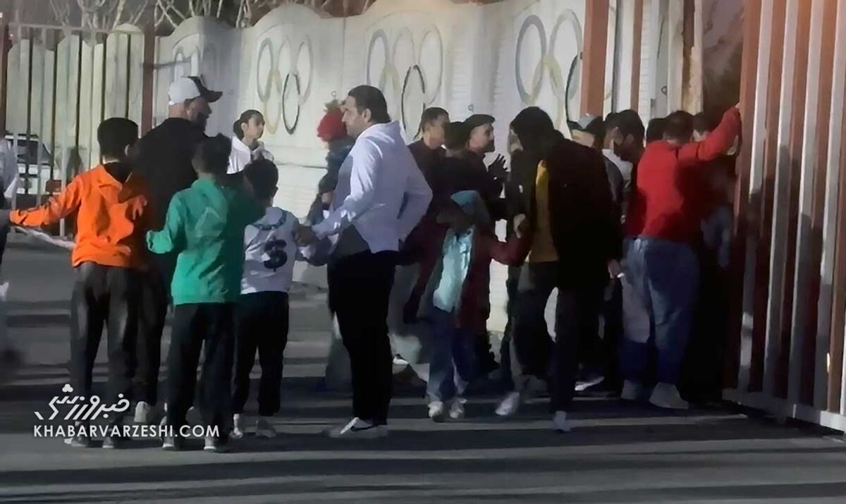 خانواده‌ها پشت درب محل تمرین پرسپولیس؛ آقایان وارد شوند اما همسر و دختران‌شان نه! +ویدیو