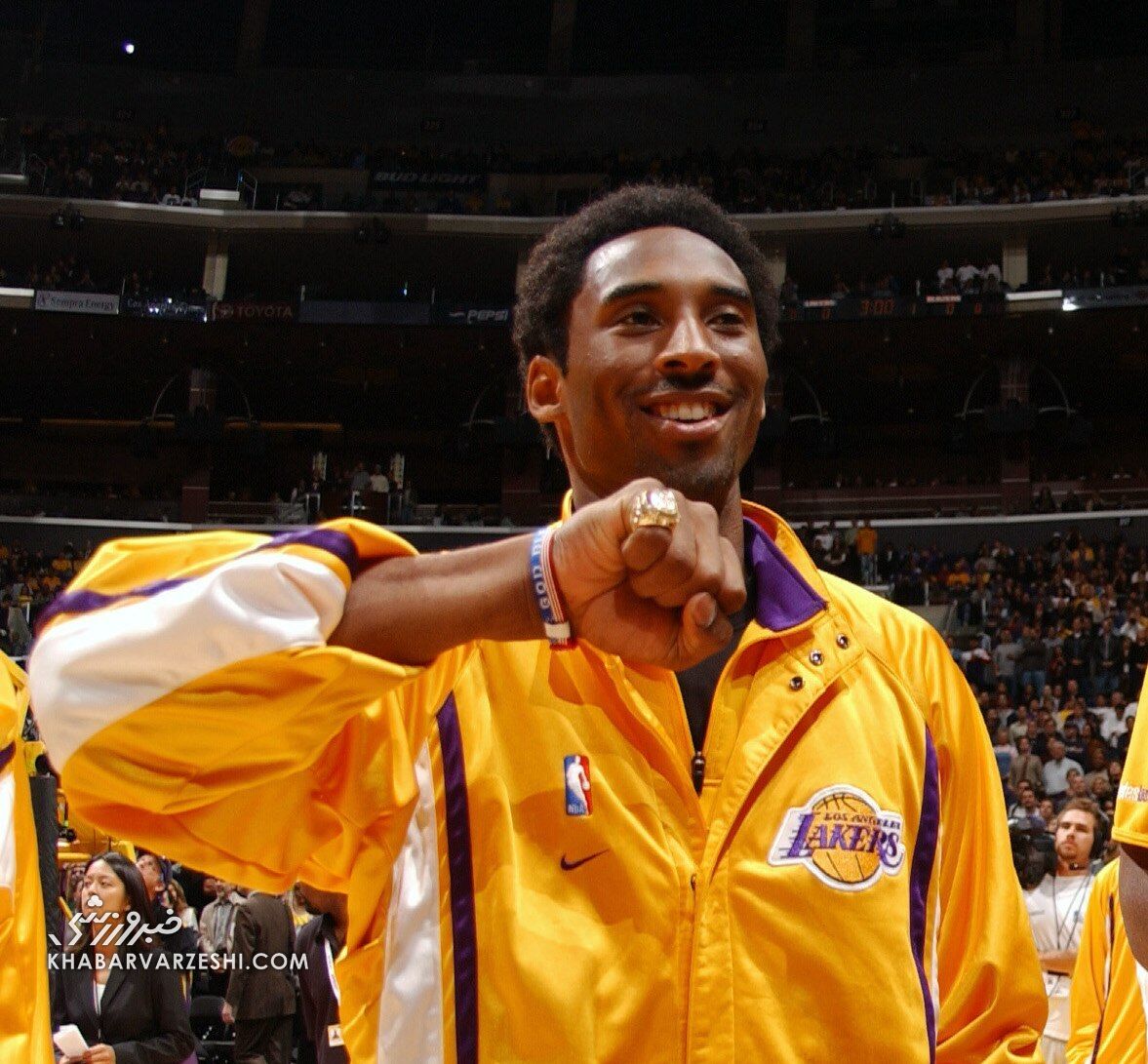 این ستاره پس از مرگ هم پول پارو میکند/ حلقه تاریخی با قیمتی شگفتانگیز به فروش رفت