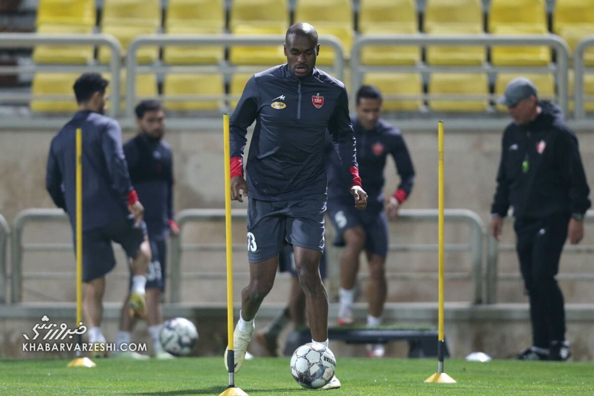 تصاویر| چهره برزیلی لابهلای پرسپولیسیها پا به توپ شد!