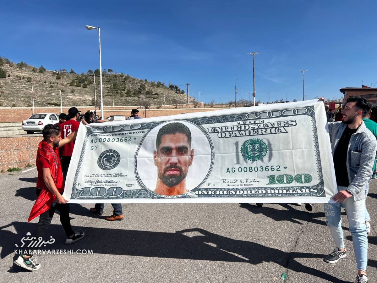 عکس| طعنه سنگین هواداران تراکتور به آقای گل لیگ برتر با ۱۰۰ دلاری