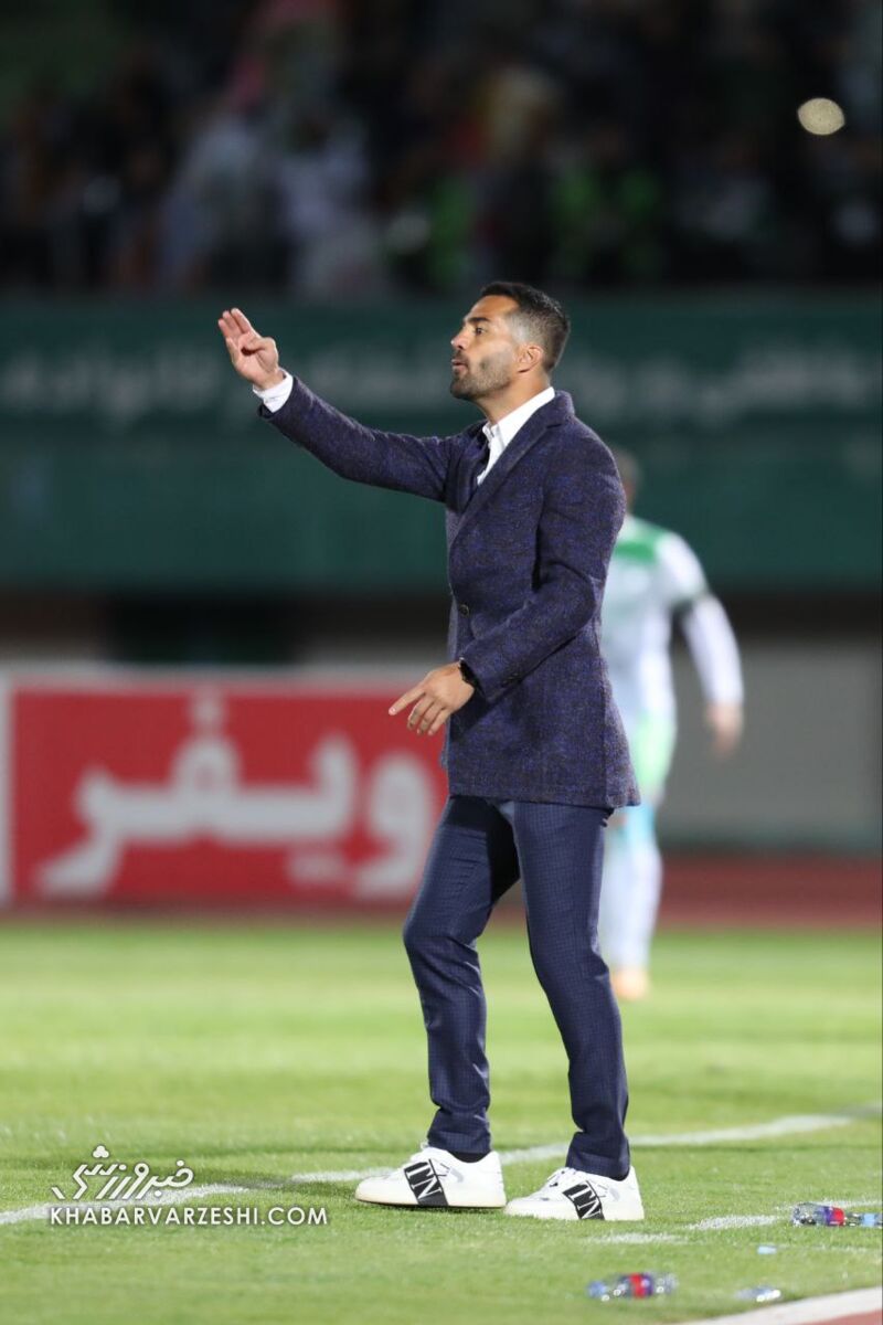 عکس| ژستهای جالب خوشتیپترین مربی ایران کنار زمین