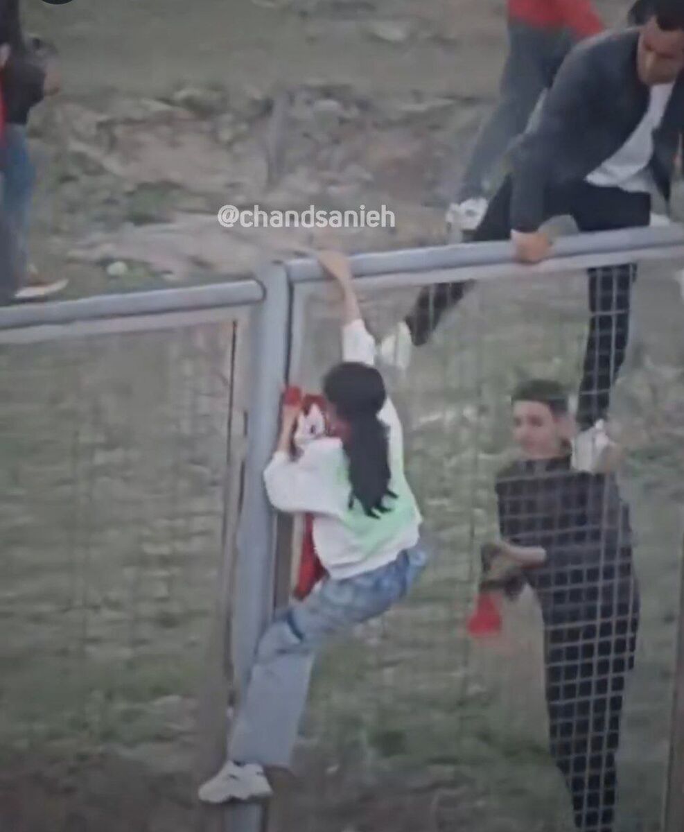 عکس| تصویر شوکه کننده از دختر هوادار تراکتور در استادیوم