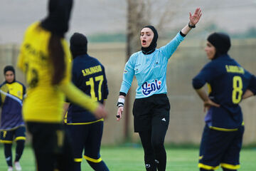 عکس| نگاه عاشقانه و مخفیانه یک مرد به فوتبال زنان ایران