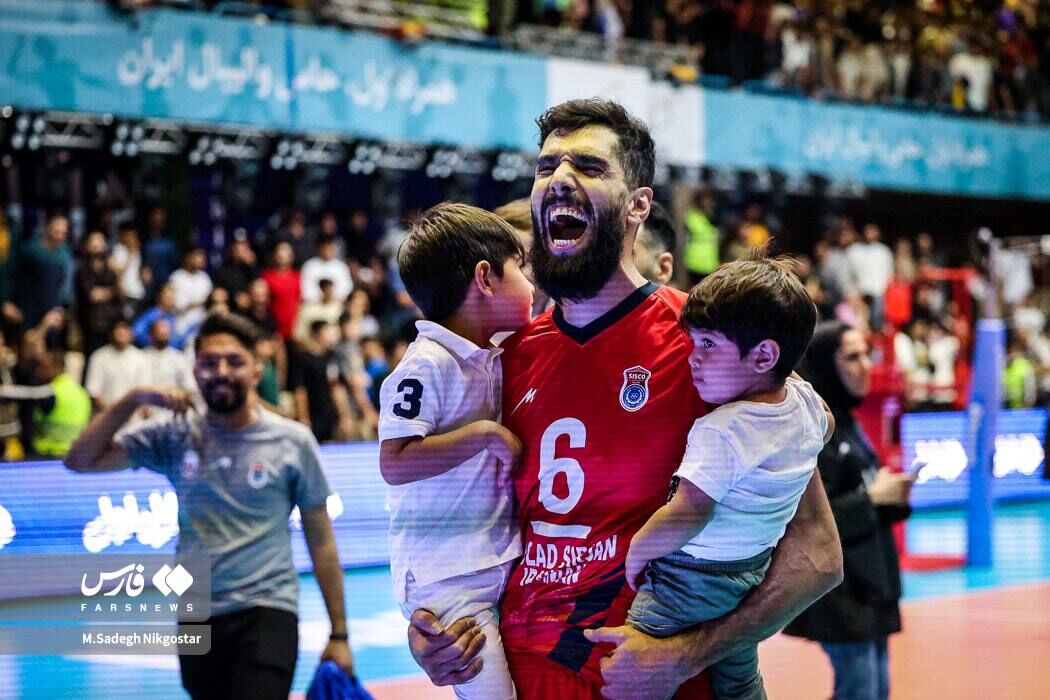 عکس| دو تصویر ماندگار از کاپیتان تیم ملی/ بوسه مادر بر پیشانی سید