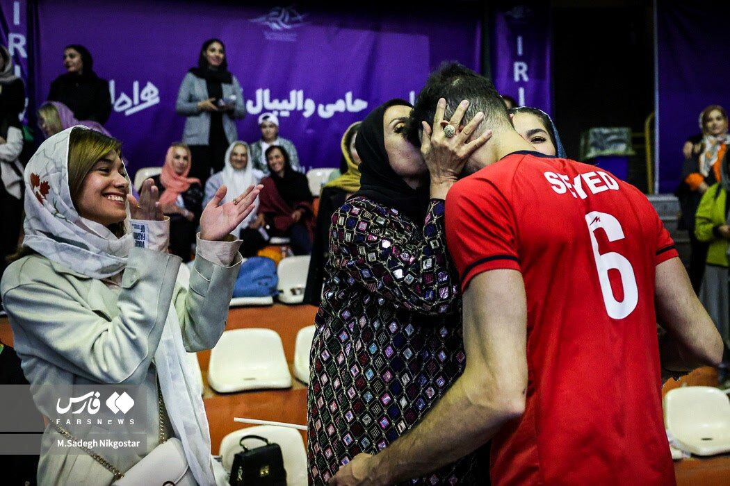 بوسه مادر بر پیشانی سید والیبال ایران