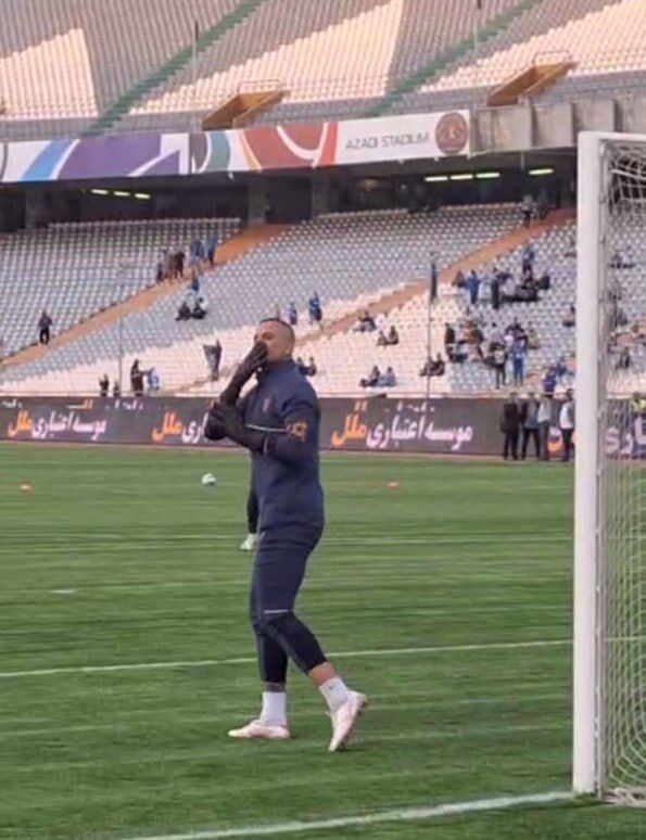 عکس| ستاره پرسپولیسی برای تماشاگران استقلال بوس فرستاد!