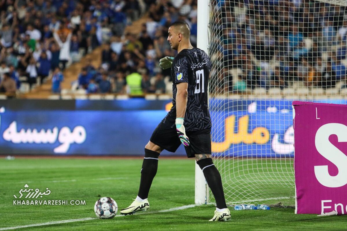 عکس| واکنش جالب حامد لک به شعارهای هواداران استقلال/ رژه گلر پرسپولیسی روی مغز آبیها عکس| واکنش جالب حامد لک به شعارهای هواداران استقلال/ رژه گلر پرسپولیسی روی مغز آبیها