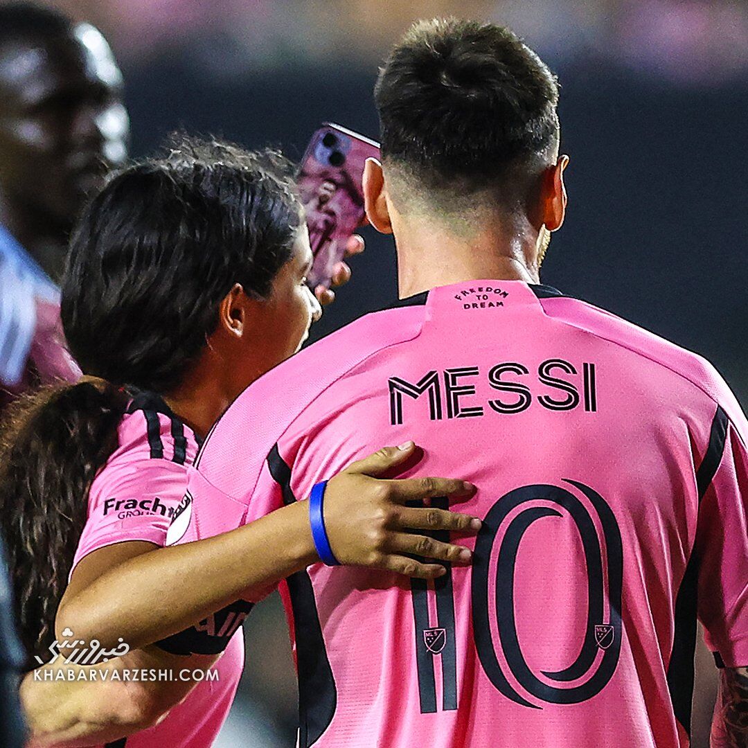 عکس| فرار جیمی جامپ دختر برای دیدن مسی از دست نیروهای امنیتی