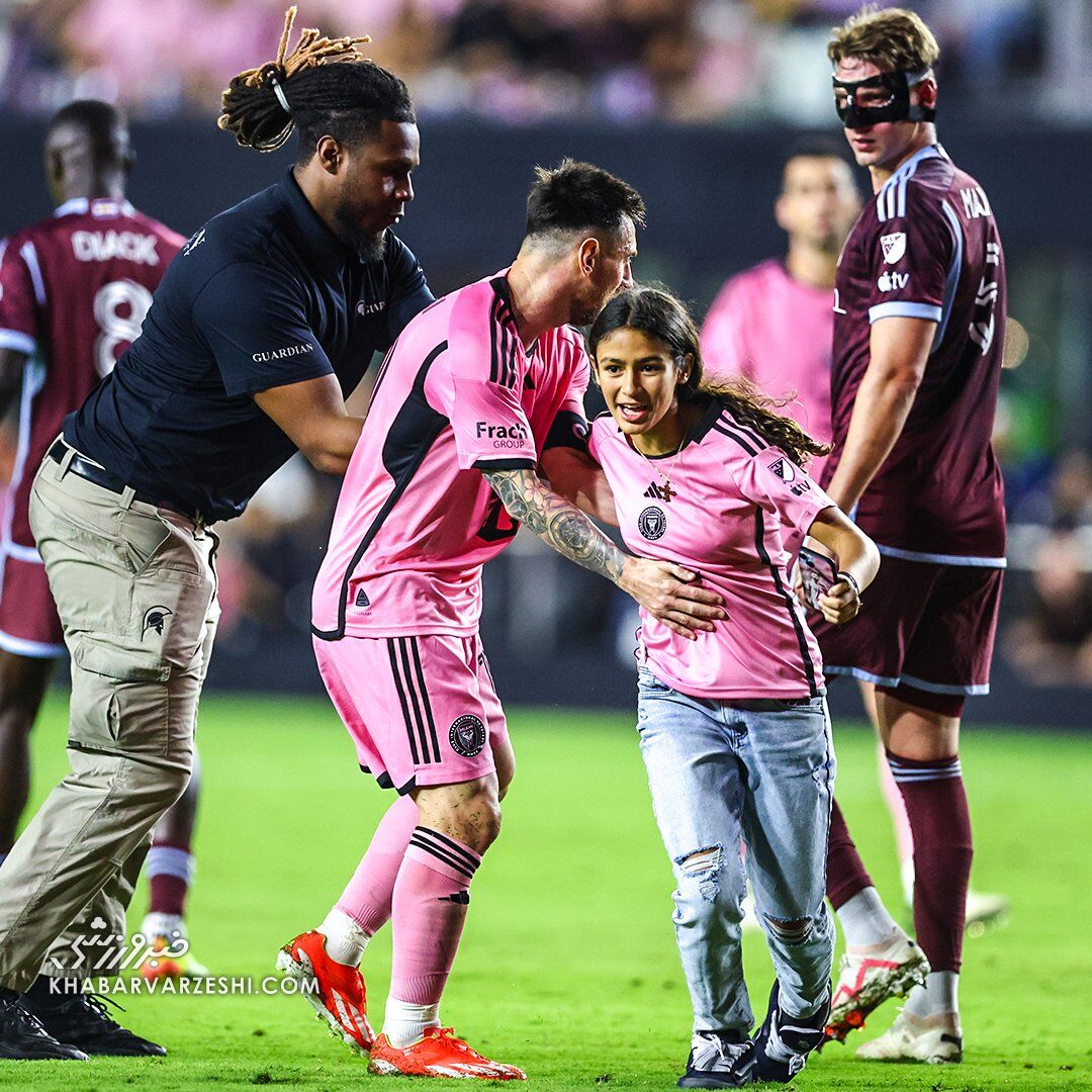 عکس| فرار جیمی جامپ دختر برای دیدن مسی از دست نیروهای امنیتی