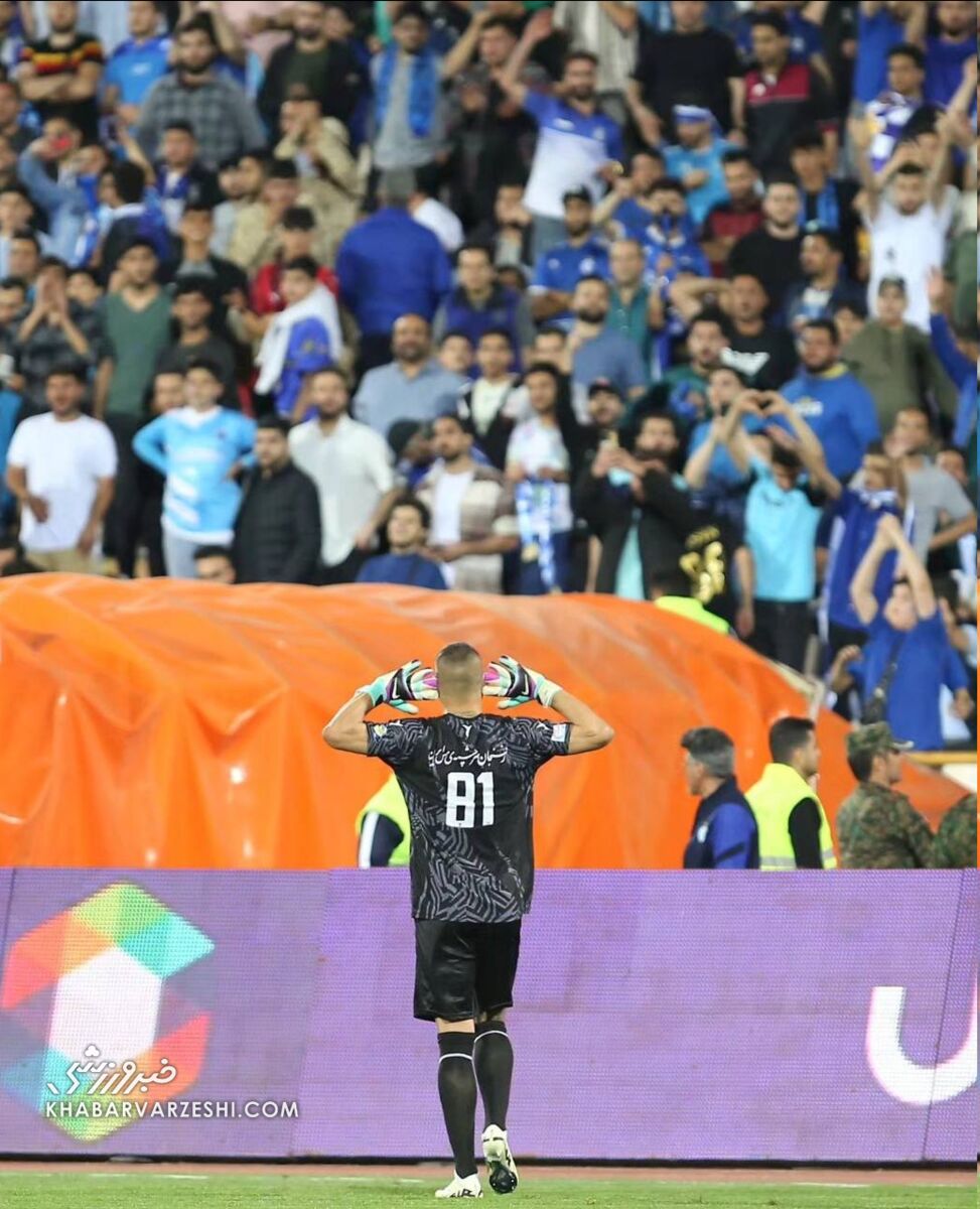 عکس| واکنش جالب حامد لک به شعارهای هواداران استقلال/ رژه گلر پرسپولیسی روی مغز آبیها