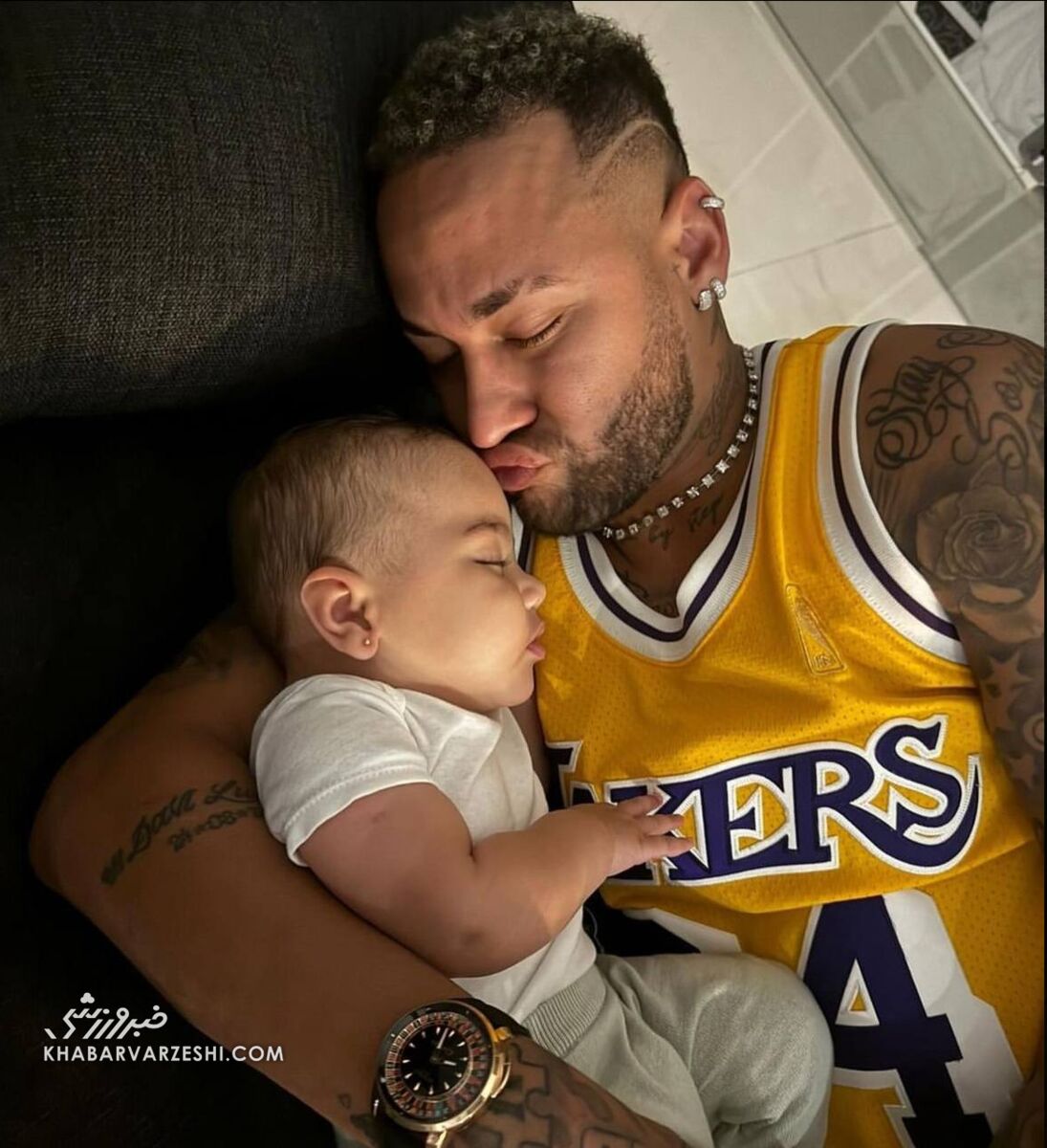 عکس| بوسه عاشقانه نیمار به دخترش