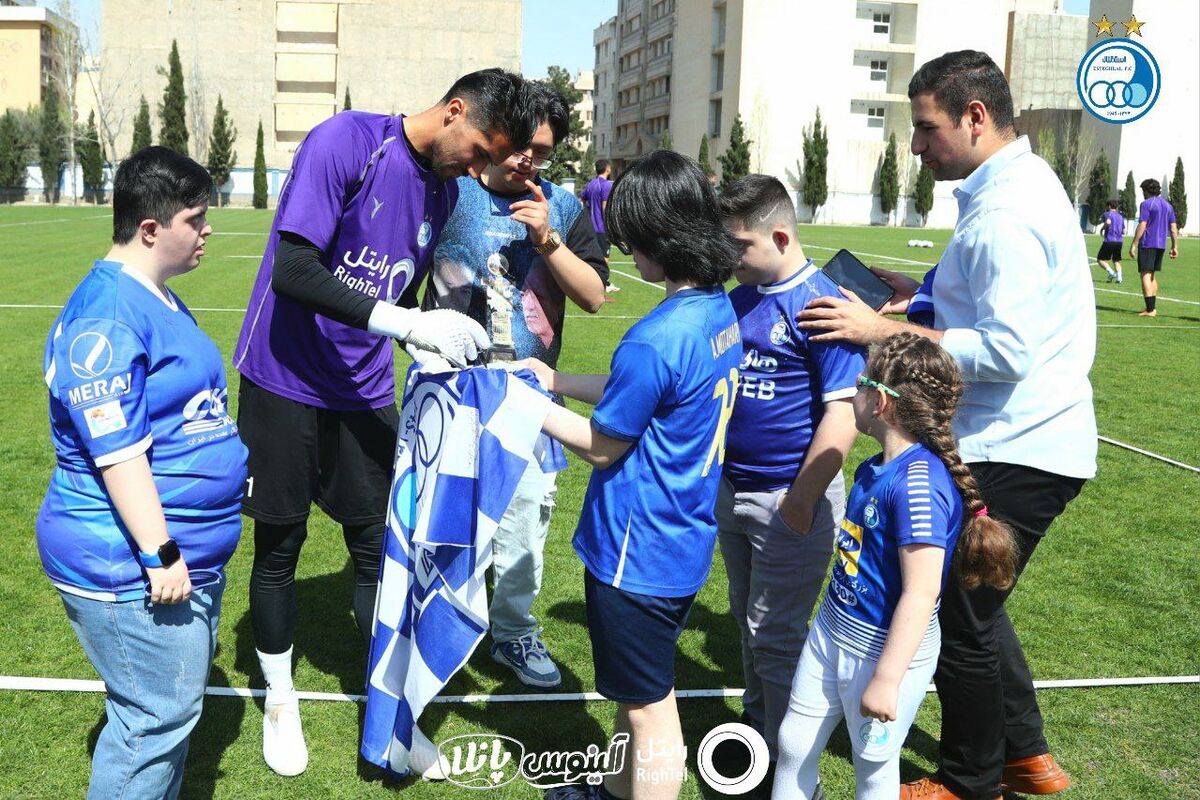 عکس| هدیه نکونام و بازیکنان استقلال به مهمانان ویژه