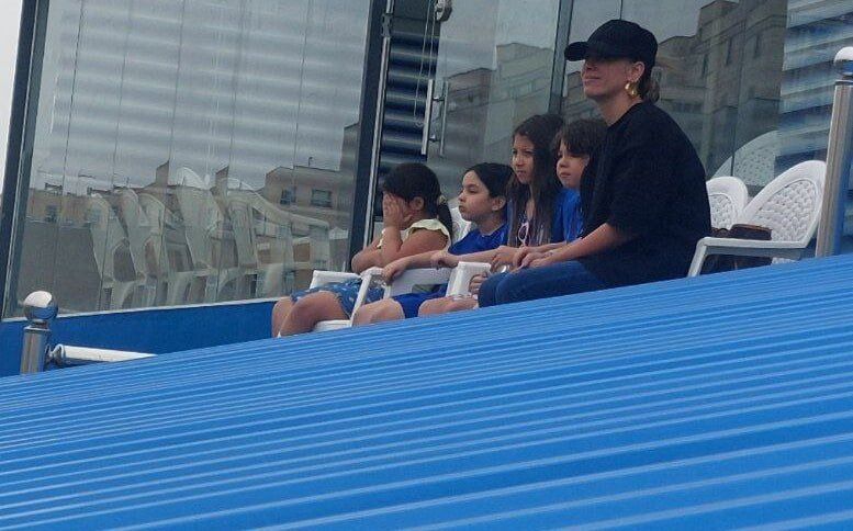 عکس| رفتار عجیب دختر جواد نکونام برای فرار از دست عکاسان