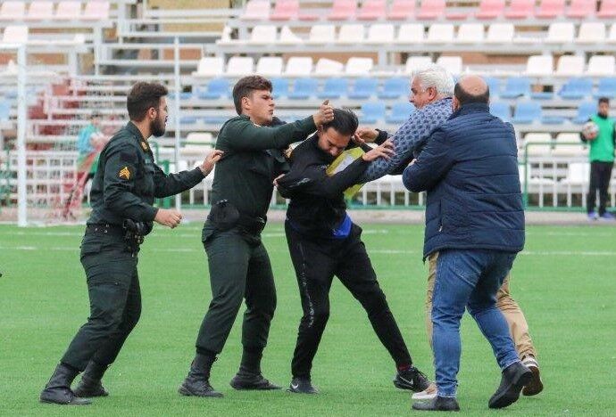 عکس| عجیب‌ترین اتفاق در فوتبال ایران/ بزن بزن دو مربی وسط زمین چمن