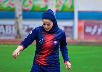 عکس| دختر فوتبالیست ایرانی با پرچم سرخ بین تماشاگران