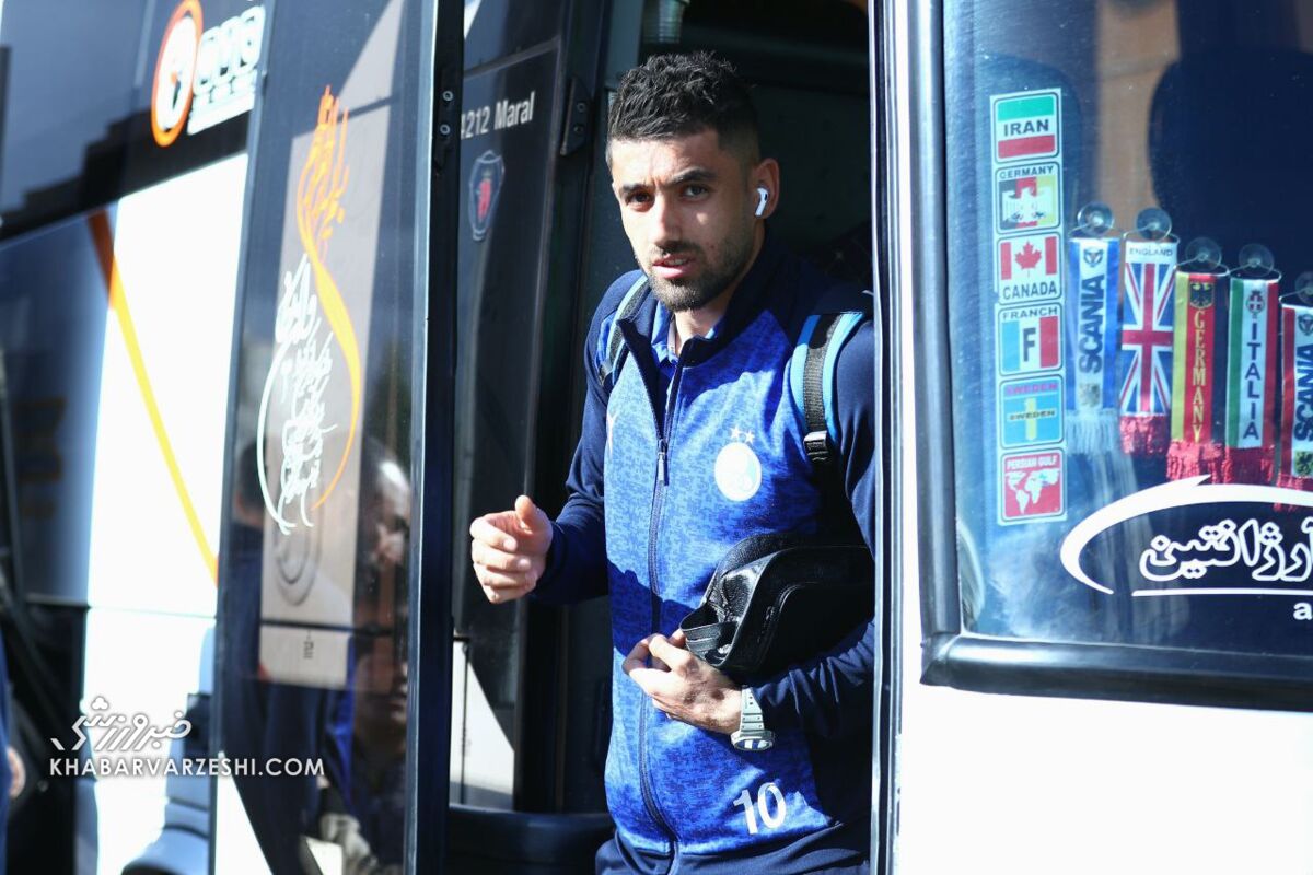 حمله بازیکن استقلال به پیرمرد جنجالی سپاهان +عکس حمله بازیکن استقلال به پیرمرد جنجالی سپاهان +عکس