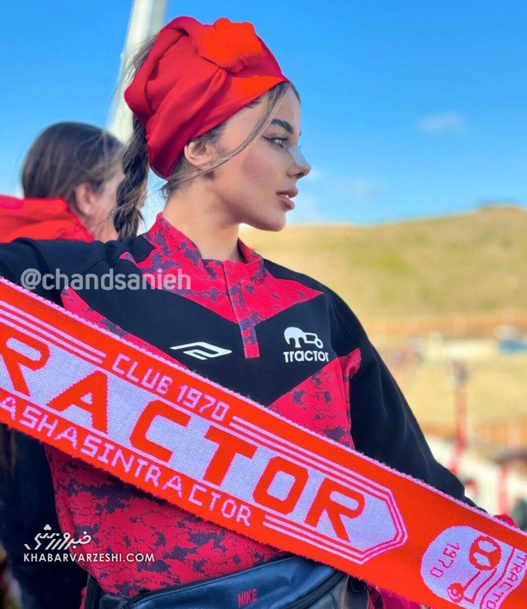 عکس| دختر فوتبالیست ایرانی با پرچم سرخ بین تماشاگران