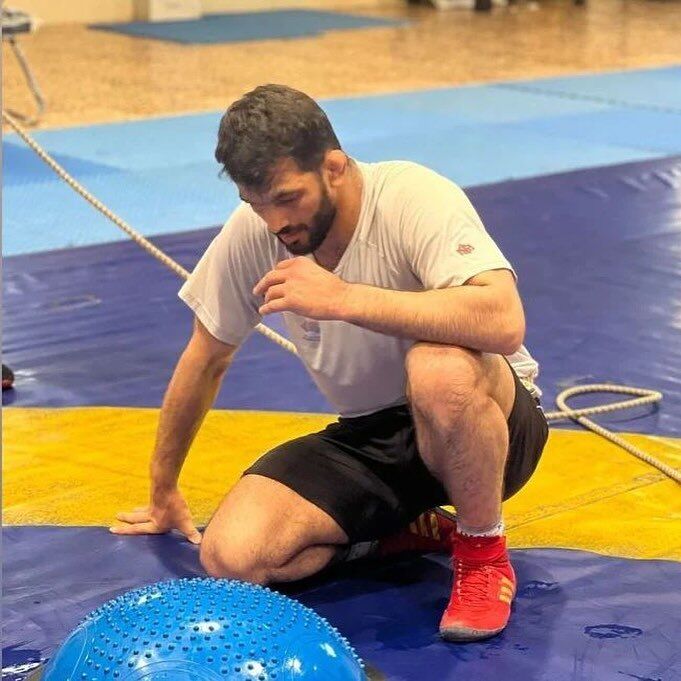 حسن یزدانی بالاخره روی تشک آفتابی شد +عکس