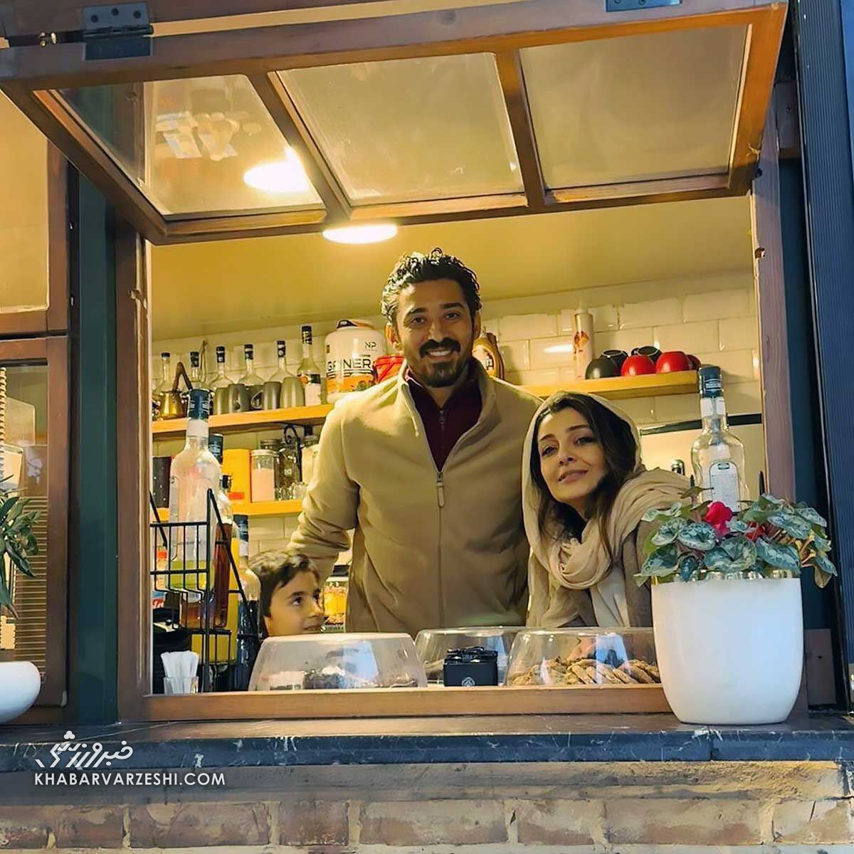 ساره بیات در کنار رضا قوچان نژاد