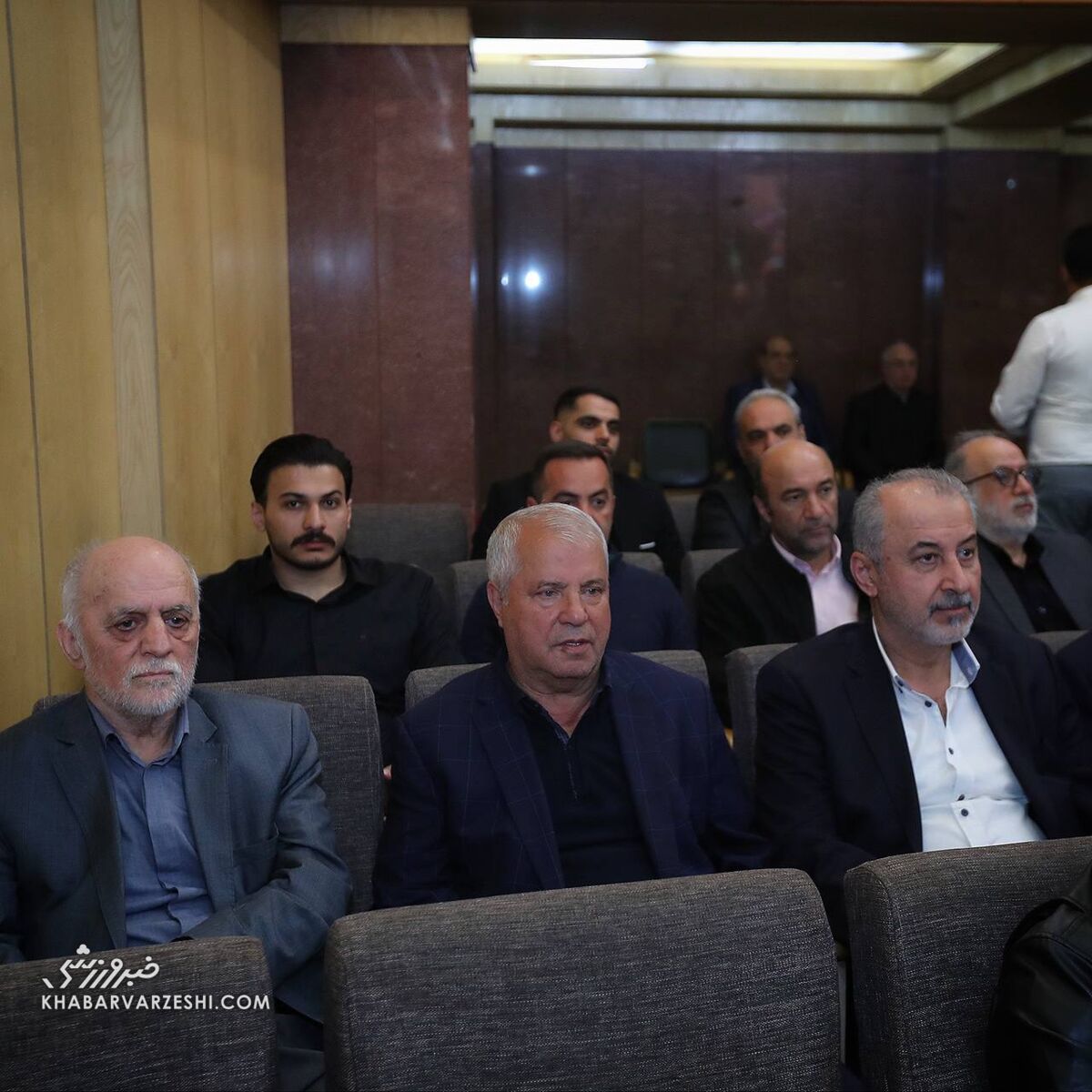 عکس| حضور فردوسیپور و چهرههای مطرح ورزشی در مراسم یادبود همسر مالک تراکتور