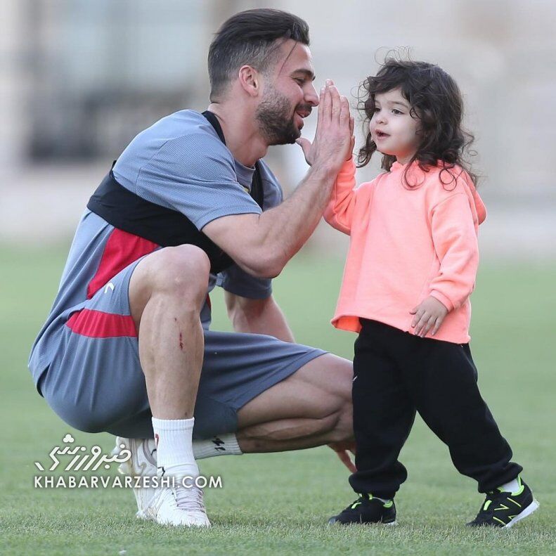 عکس| دختر بامزه سروش رفیعی مهمان تمرین پرسپولیس شد