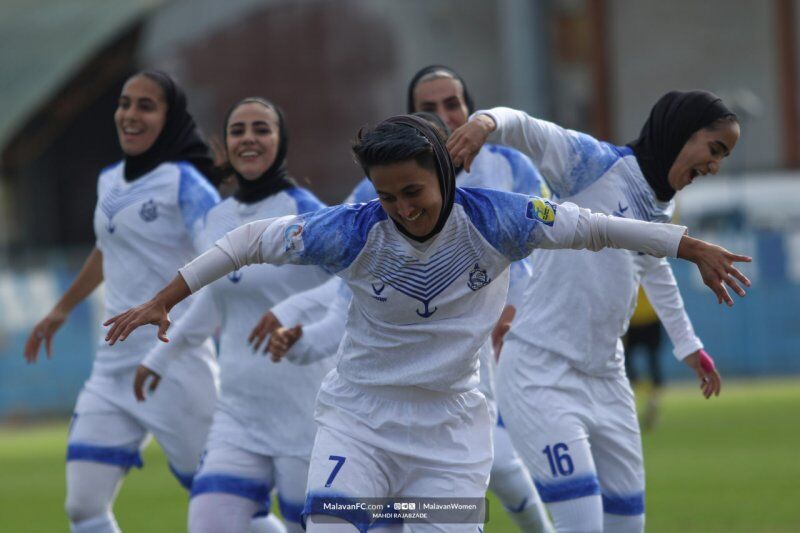 - علاقه شدید خانم‌گل فوتبال زنان ایران به استقلال و قایدی