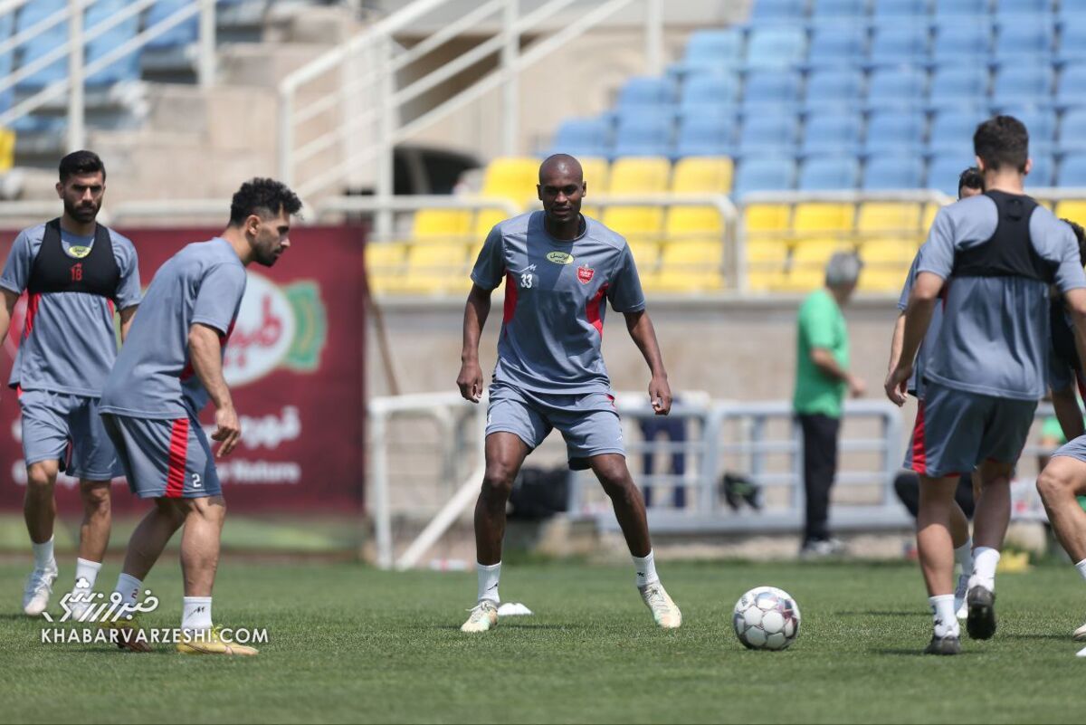 اتفاق عجیب در تمرین پرسپولیس؛ ستاره قطری دست گلر جوان را شکست! اتفاق عجیب در تمرین پرسپولیس؛ ستاره قطری دست گلر جوان را شکست!