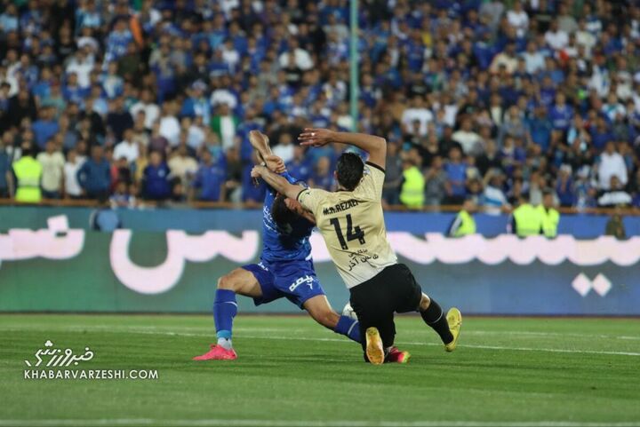 خطای پنالتی روی مهرداد محمدی؛ استقلال - شمسآذر
