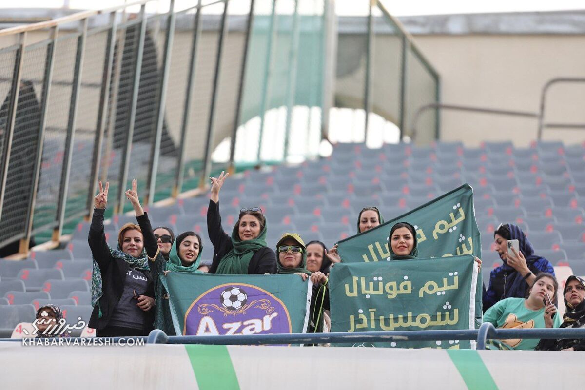 عکس| زنان رقیب استقلال با رنگ خاص روی سکوهای آزادی