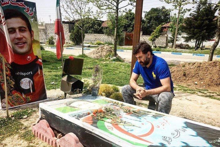 علی انصاریان بر سر مزار مهرداد اولادی