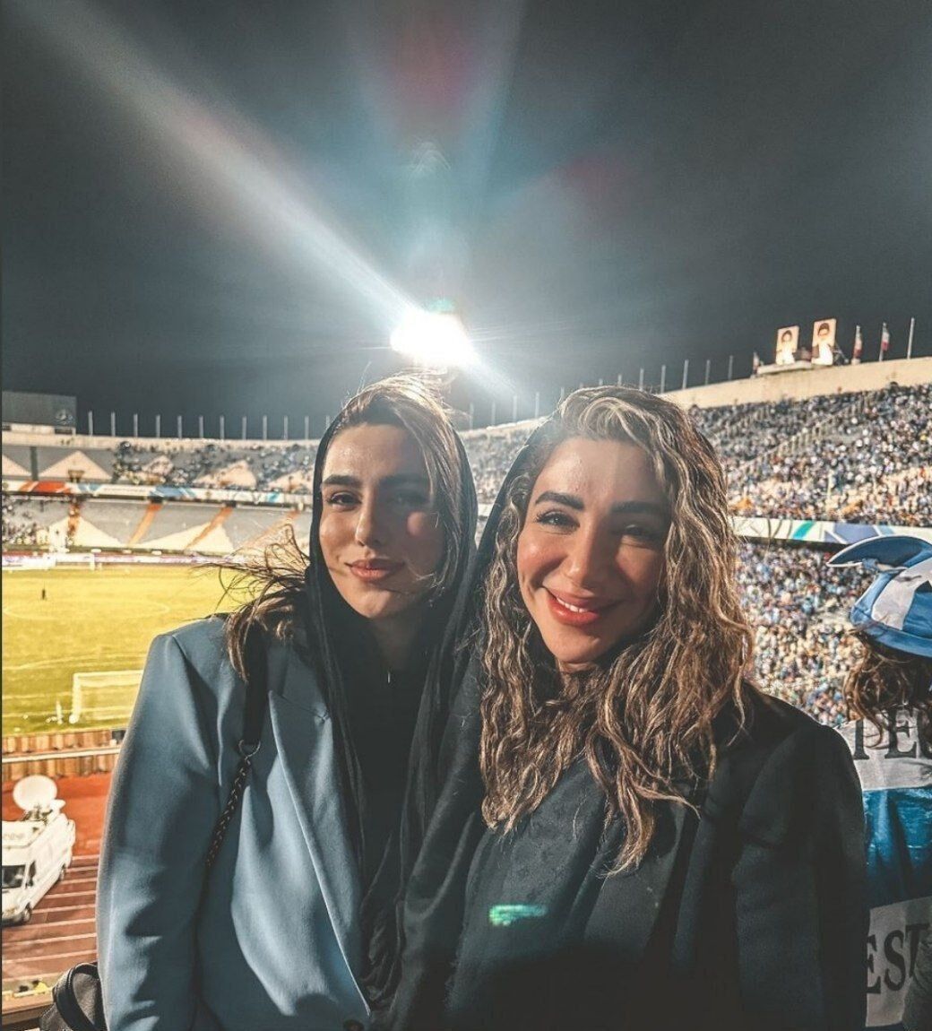 عکس لاکچری روزبه چشمی و همسر مهرداد محمدی در ورزشگاه آزادی