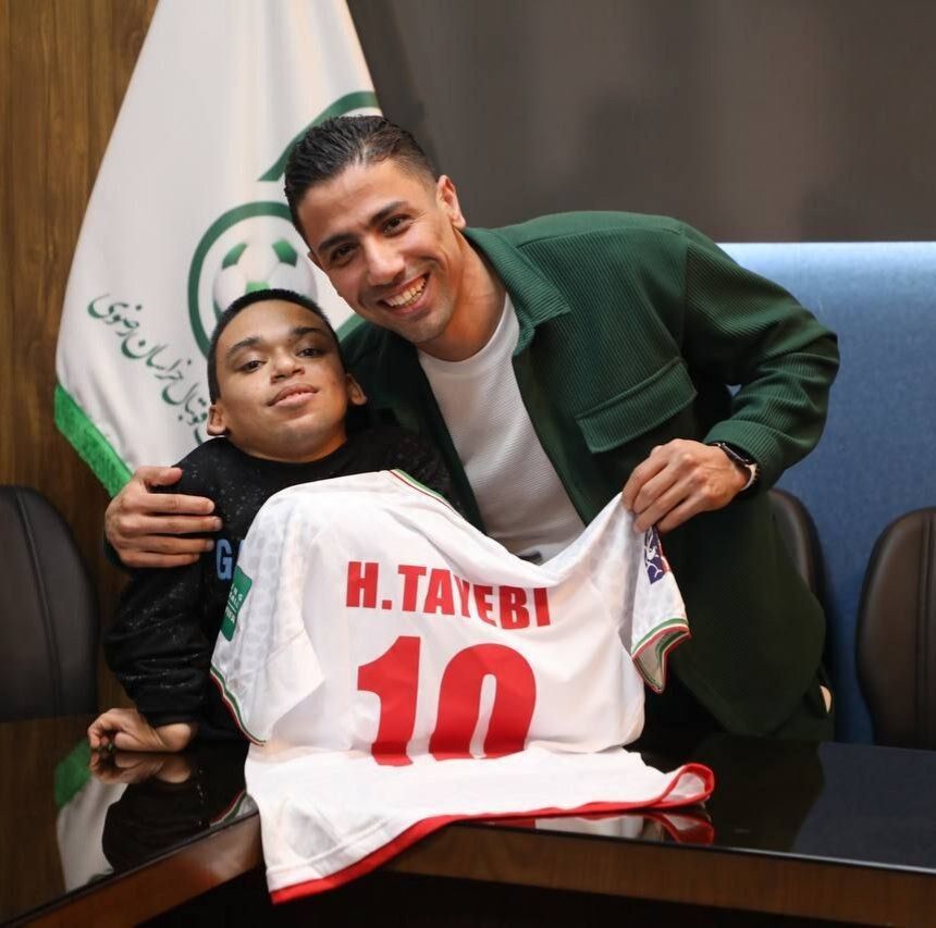 عکس| کاپیتان تیم ملی آرزوی یک کودک معلول را برآورده کرد