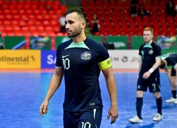 بازوبند کاپیتانی تیم ملی استرالیا بر بازوی یک ایرانی