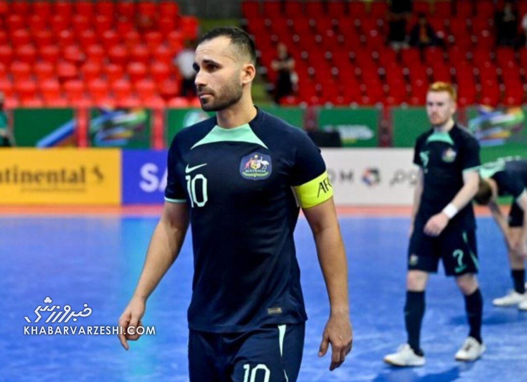 - بازوبند کاپیتانی تیم ملی استرالیا بر بازوی یک ایرانی