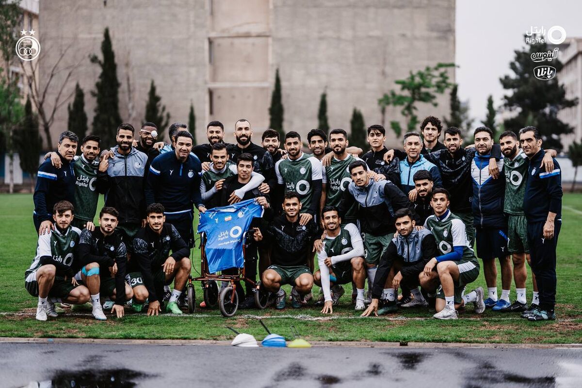 عکس| حضور یک بازیکن خاص در تمرین استقلال/ فوتبالدستی در تمرین آبیها!