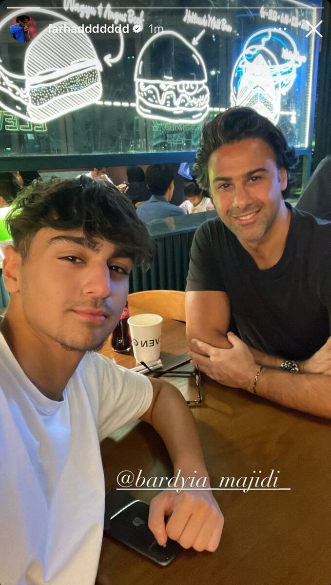 عکس| دورهمی دو نفره فرهاد مجیدی و پسرش در امارات