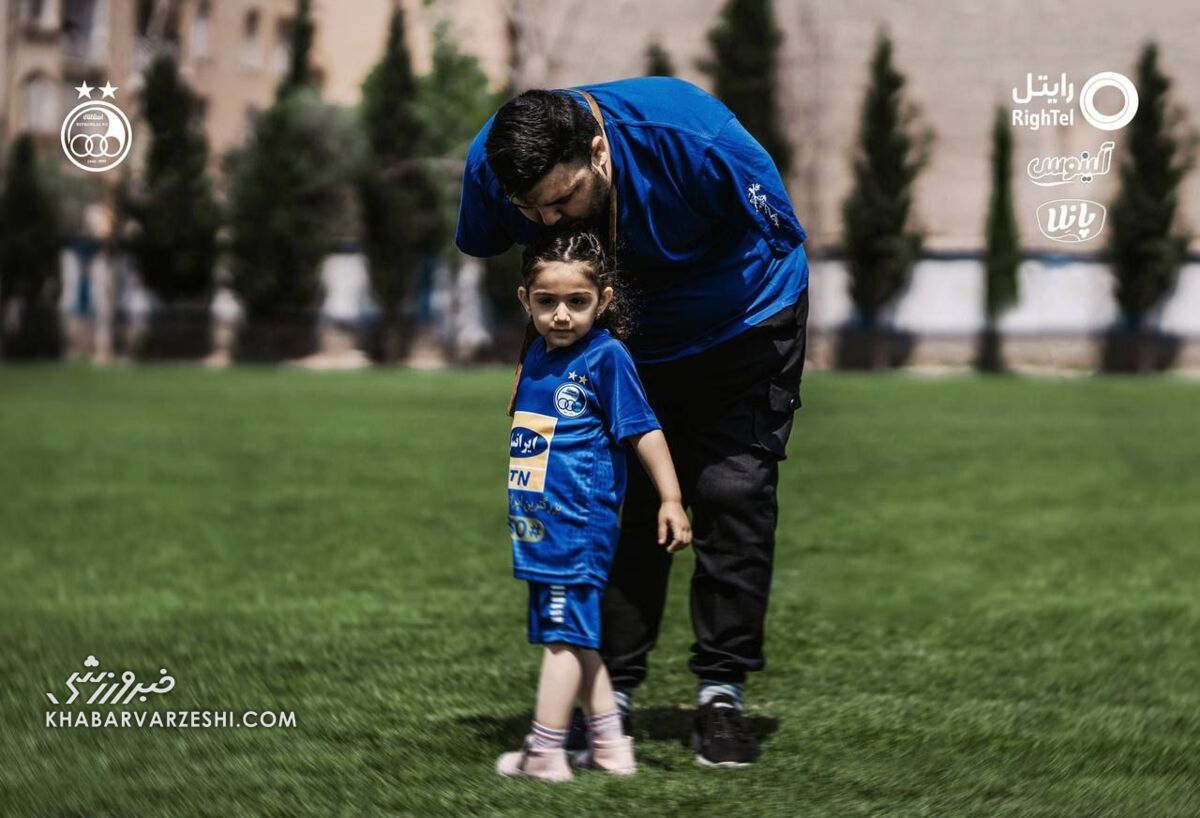 تصاویر| هدیه نکونام به هوادار خاص/ دختر آبی‌پوش در آغوش سرمربی استقلال