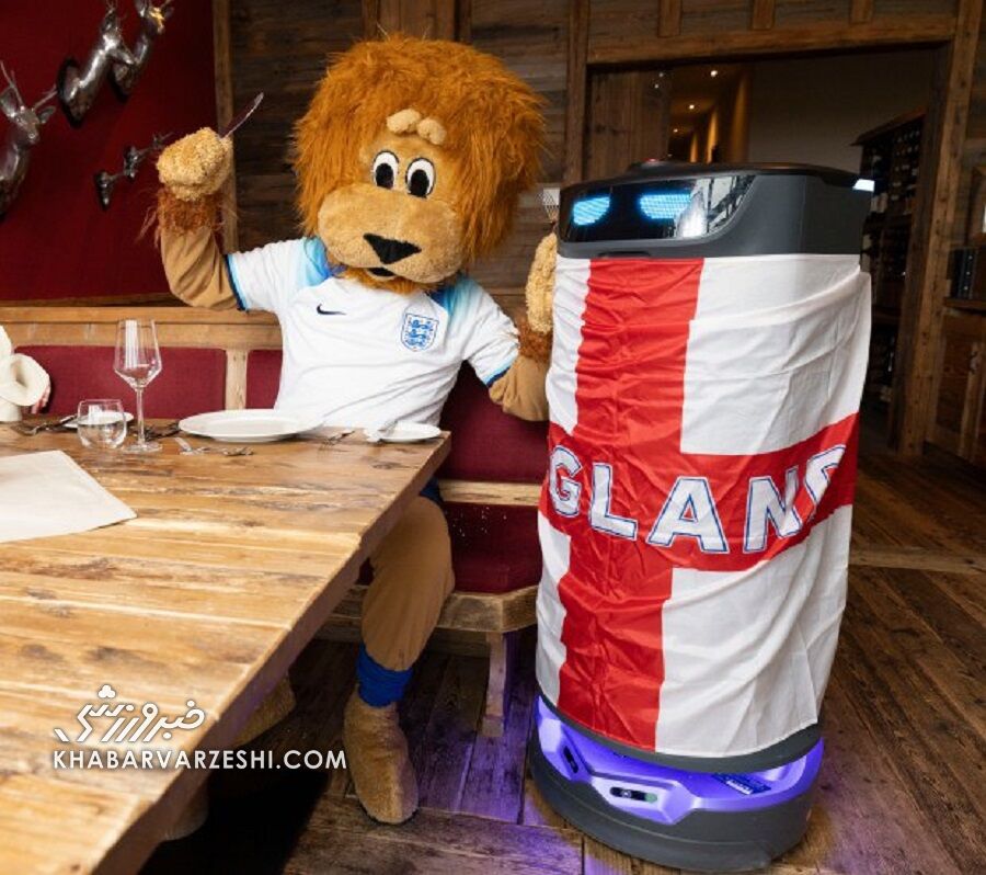 خاصترین اتفاق در حاشیه یورو ۲۰۲۴؛ ربات بداخلاق آلمانیها در خدمت انگلیسیها/ تیمی که از آنها پذیرایی میکنم برنده یورو خواهد شد! +تصاویر