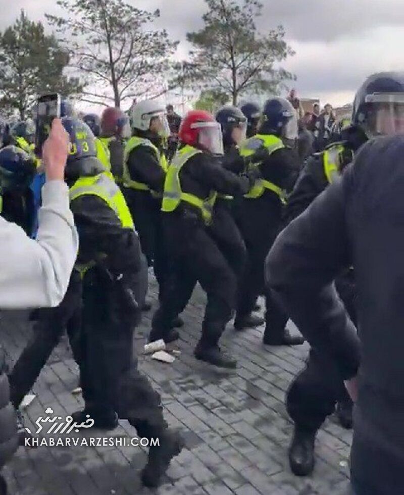 درگیری پلیس ضدشورش با هواداران میزبان