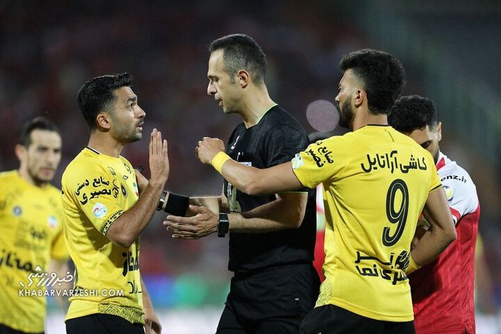 محمد کریمی، رامین رضاییان و بیژن حیدری (داور)؛ پرسپولیس - سپاهان