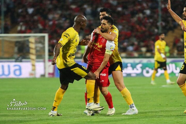 درگیری امید عالیشاه و برایان دابو؛ پرسپولیس - سپاهان