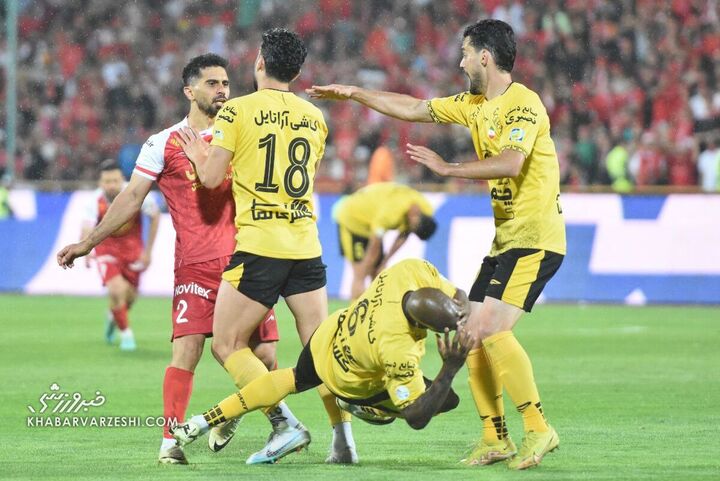 درگیری امید عالیشاه و برایان دابو؛ پرسپولیس - سپاهان