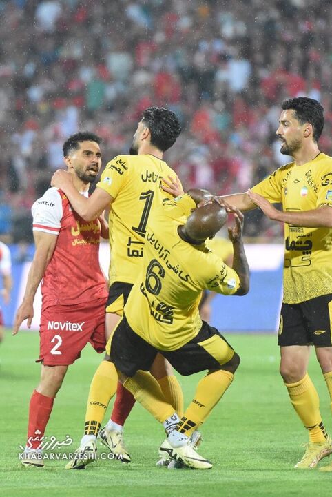 درگیری امید عالیشاه و برایان دابو؛ پرسپولیس - سپاهان