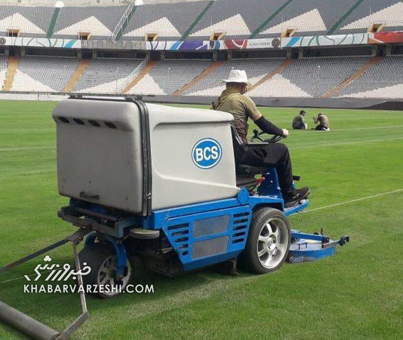 عکس| آمادهسازی چمن استادیوم آزادی برای الکلاسیکوی وطنی
