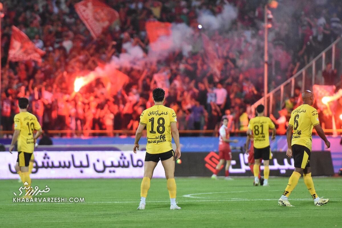 سپاهان حمله کرد؛ الفاط هواداران پرسپولیس رکیک و خجالتآور بود/ زنان پرسپولیسی سنگ و آب جوش پرتاب کردند/ عجیب است عذرخواهی نمی کنند