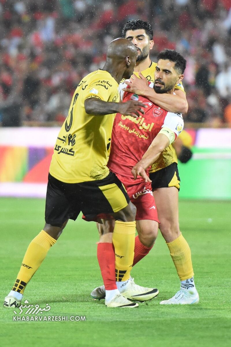 عکس| بازیکن سابق استقلال کاپیتان پرسپولیس را خفه کرد!